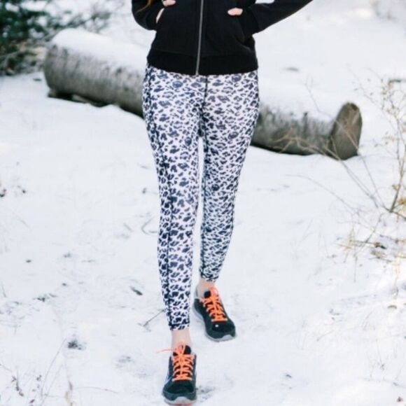 ZYIA Pants - Zyia Active Snow Leopard Print Brilliant 7/8 Leggings Size 4 Black White 23"